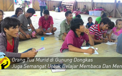 Orang Tua di Gunung Dongkas Juga Belajar Membaca dan Menulis !