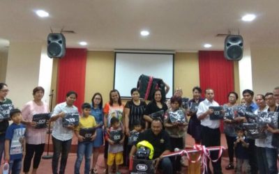 Pembagian Helm Dan Jas Hujan Dari One Team