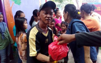 Pembagian Nasi Bungkus Di Life Centre Sungai Tiram