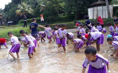 Anak-anak MBB Sungai Tiram Belajar Di Taman Mekar Sari Bogor